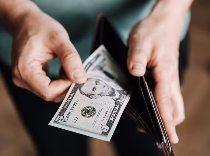 Dólar cai a R$ 4,99 e Ibovespa sobe antes do 2º turno das eleições