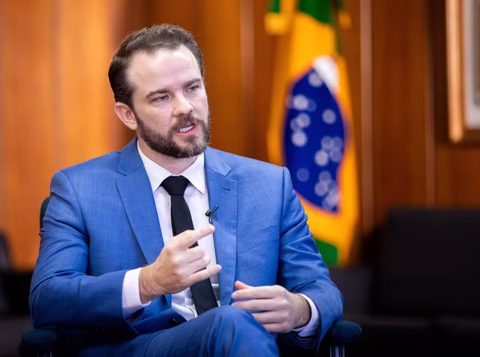 Empresa que movimentou recursos de filme sobre Bolsonaro recebeu dinheiro do crime organizado, diz ministro da Fazenda