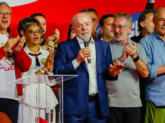 Lula diz carregar nas costas 'promiscuidade que ficou estabelecida' no STF
