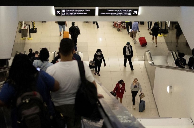 Governo anuncia quarentena de cinco dias para viajantes não vacinados