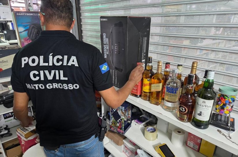Shopping Popular vira “fábrica” de uísque falso: Polícia Civil apreende 444 garrafas e prende quatro em Cuiabá