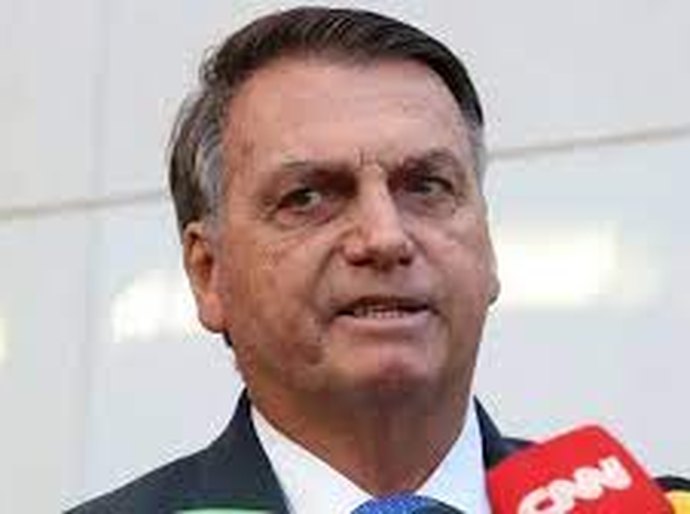 Bolsonaro confirma envio de mensagem a empresário e diz que não atacou Barroso nem democracia