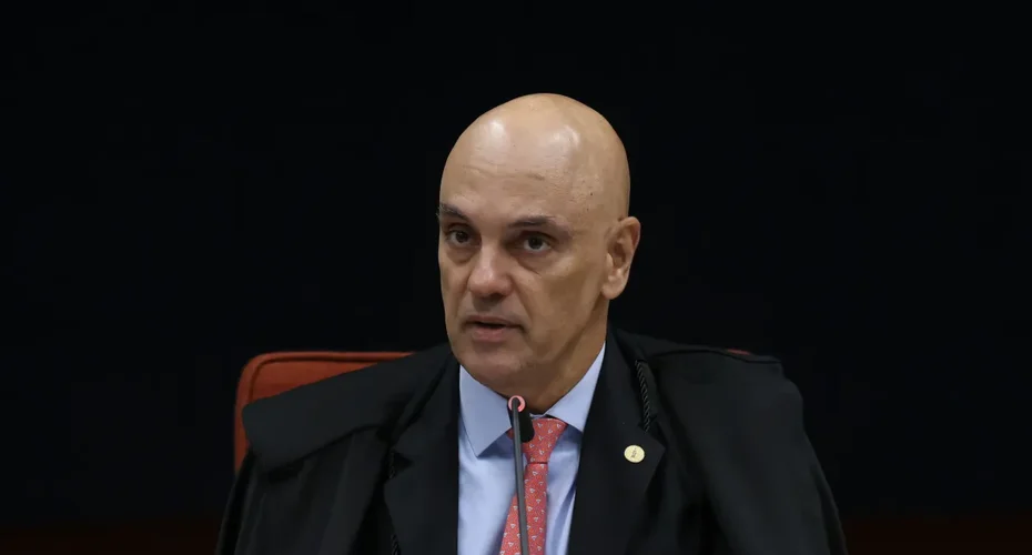 Eduardo 'recebeu Pix de milhões' e tem condições de pagar multa, diz Moraes