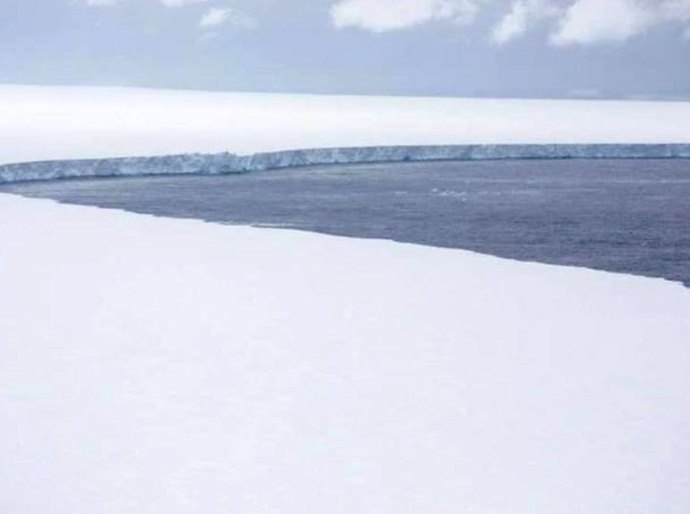 Maior iceberg do mundo é registrado em voo militar