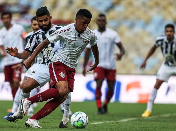 Fluminense vence Santos e assume quarta posição do Brasileiro