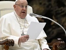 Papa Francisco tem pneumonia bilateral, diz Vaticano