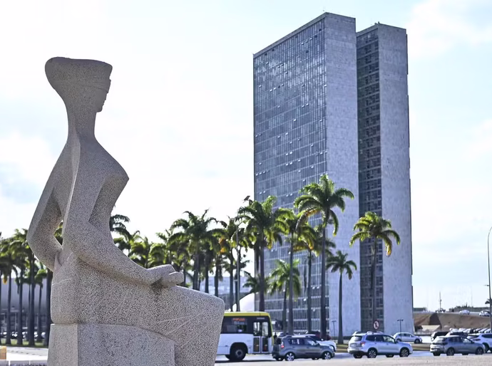 STF limita extras no Judiciário, prevê economia bilionária, mas mantém adicional acima do teto e com possível isenção de IR