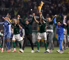 Palmeiras tem noite mágica, goleia LDU e pega Fla na final da Libertadores