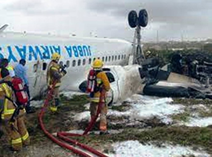 Avião fica de cabeça para baixo em acidente durante pouso na Somália