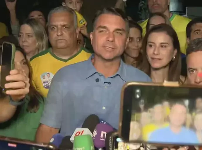 Flávio Bolsonaro diz estar 'muito feliz' com resultado do primeiro turno: 'O Brasil quer mudança'