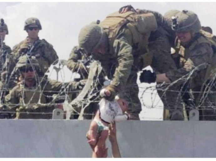 'Terá uma vida melhor', diz militar que cuidou da bebê passada para americanos no Afeganistão