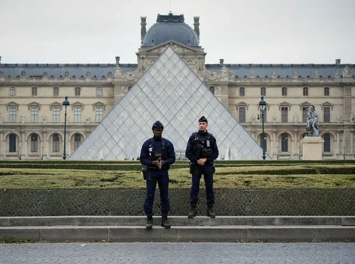 Quanto podem valer as joias roubadas do Louvre?
