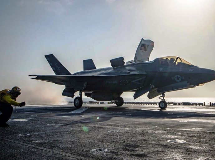 Estados Unidos lançam ataques aéreos em apoio às forças afegãs