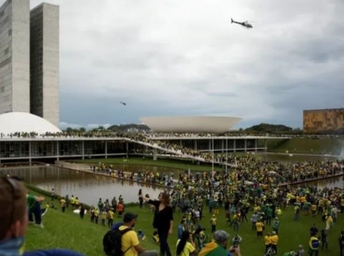 Deputados americanos querem que FBI investigue se ataque em Brasília foi planejado nos EUA