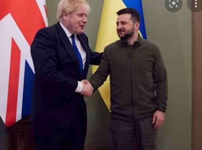 Boris Johnson encontra Zelensky em Kiev
