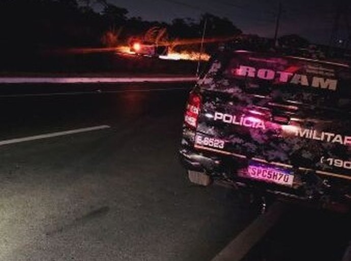 Assaltantes roubam veículo em Cuiabá, são perseguidos pela Rotam e um morre