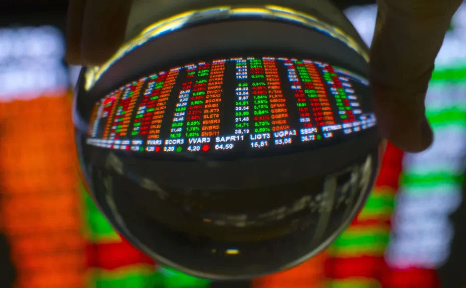 Ibovespa fecha aos 198 mil pontos em novo recorde; dólar cai a R$ 4,99