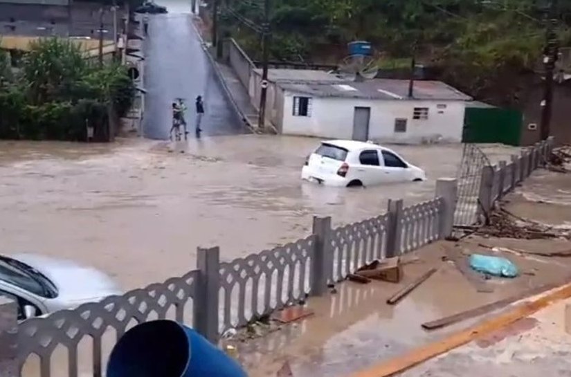 Chuva provoca estragos e jovem é arrastada por enxurrada no interior de SP