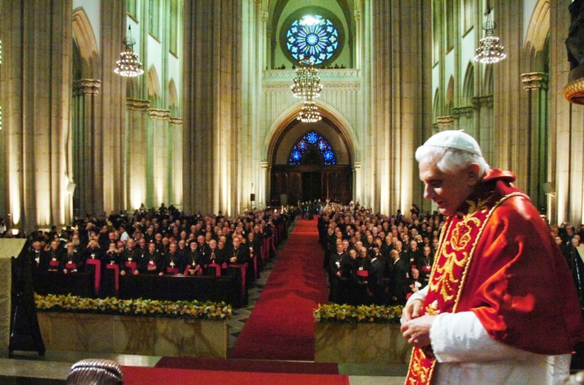 Bento XVI pede perdão por 'abusos' e 'erros' do clero e diz que está pronto para enfrentar 'o juízo final'
