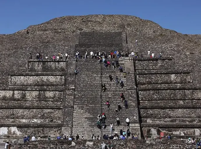 Ataque a tiros em pirâmides do México deixa turista morta e várias pessoas feridas