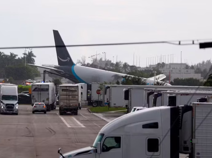 Avião cargueiro da Amazon sai da pista em Miami e deixa 5 mortos