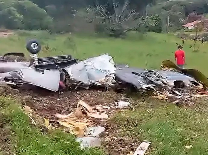 Avião cai em Minas Gerais e deixa sete mortos