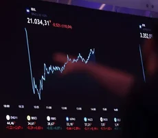 Bolsa tem maior queda desde 2021 e dólar sobe 2,3% com Flávio pré-candidato