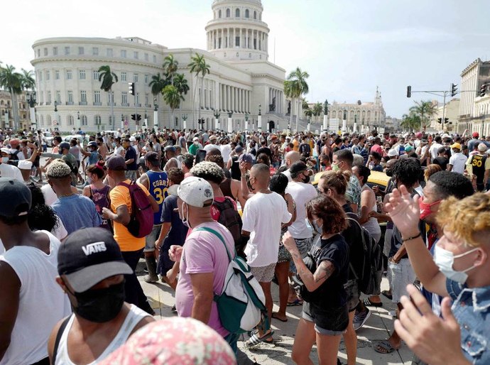 Cubanos saem às ruas sob gritos de “abaixo a ditadura”