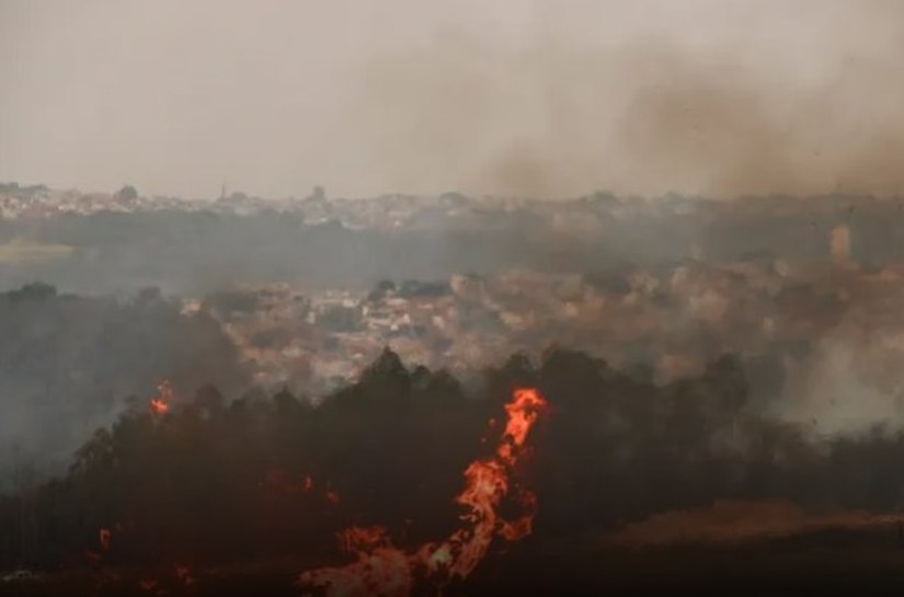 Nuvem de fumaça encobre cidades do interior de SP pelo segundo dia