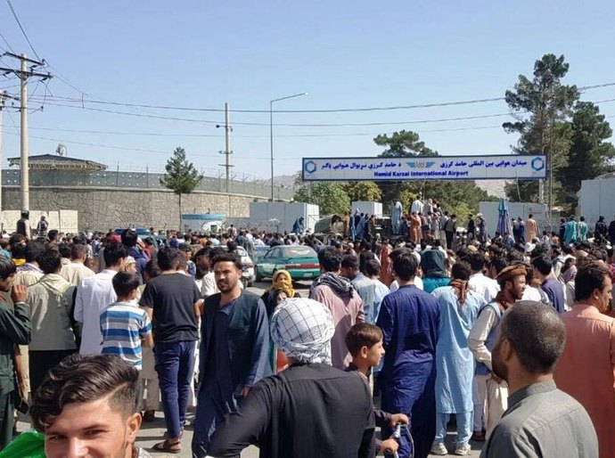 Testemunhas relatam tiros e desespero em tentativa de fuga em massa de Cabul