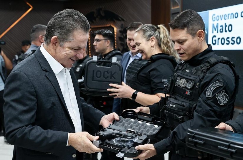 Governo do Estado entrega 1.950 pistolas Glocks a policiais penais de Mato Grosso