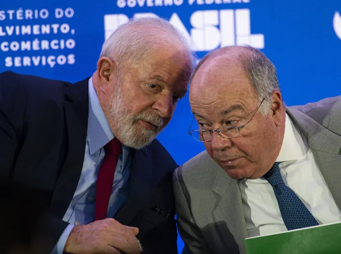 Em meio a crise com EUA, Lula se reúne com Mauro Vieira no Alvorada