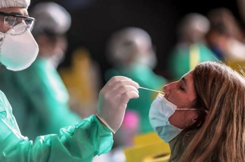 Teste de covid: por que está tão difícil conseguir testagem no Brasil?