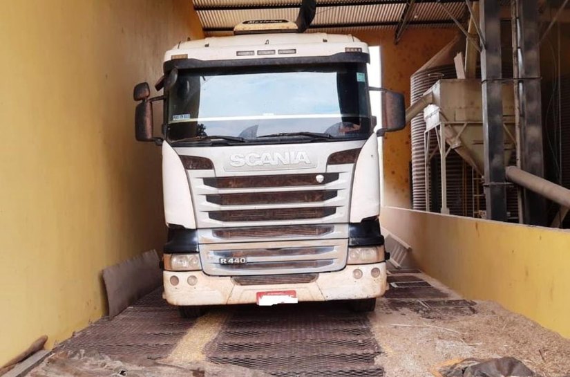 PM prende dois com carreta roubada carregada de soja em MT