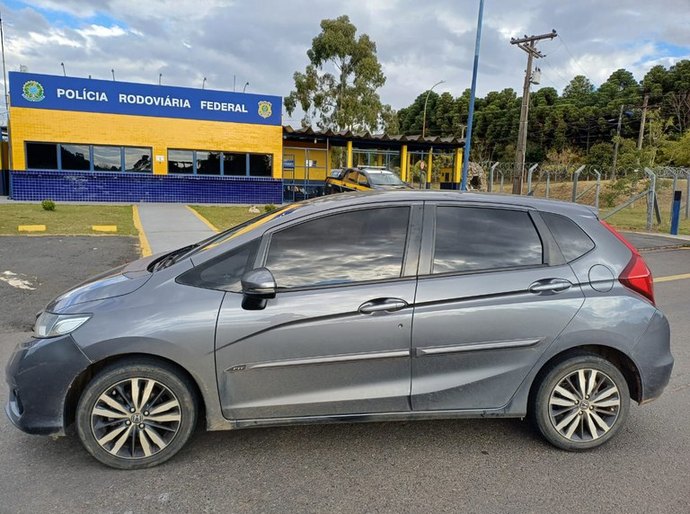 Honda Fit furtado em Sinop é recuperado pela PRF na BR 146 em Poços de Caldas,MG