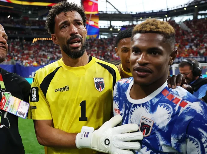 Craque do jogo, goleiro Vozinha sai chorando de campo após segurar Espanha