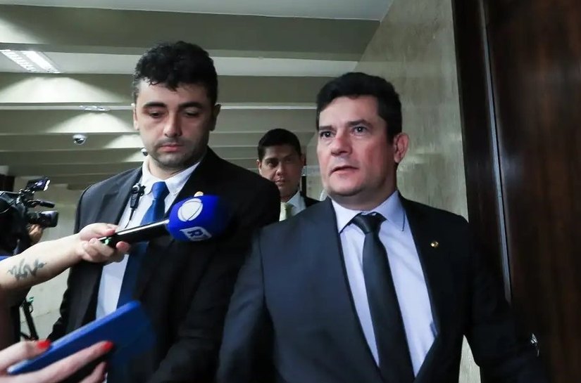 Desembargador pede vista e suspende julgamento de Moro