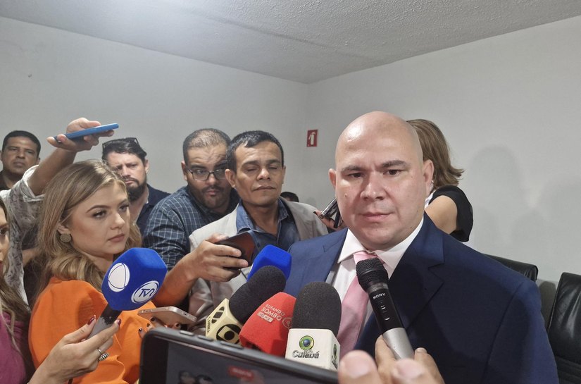 Brunini toma posse, cita atraso salarial com funcionalismo e dívidas milionárias deixadas por Emanuel Pinheiro