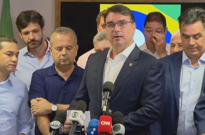 “Pode ser amanhã, daqui seis meses, nunca”, diz Flávio Bolsonaro sobre retorno do pai ao Brasil