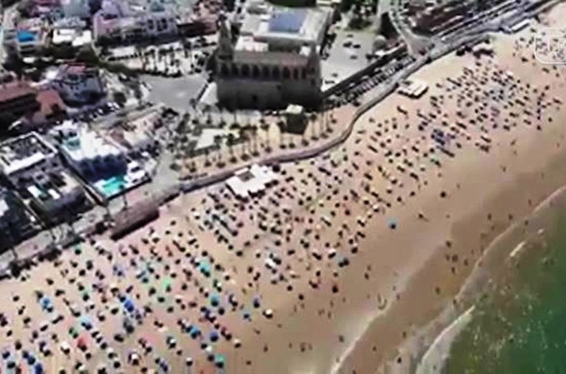 Polícia na Espanha comemora respeito do distanciamento na praia