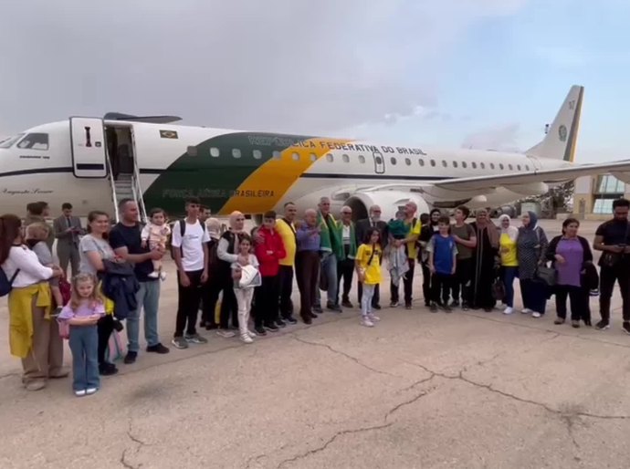 Brasileiros repatriados em Gaza deixam Egito e decolam rumo a Brasília