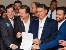 MAX RUSSI LIDERA ARTICULAÇÃO DE 18 DEPUTADOS DE MT E ENTREGA CARTA DE APOIO A FLÁVIO BOLSONARO EM BRASÍLIA