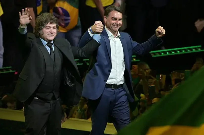 Sem Michelle e com Milei, Flávio oficializa candidatura e promete que Bolsonaro subirá a rampa do Planalto em 2027