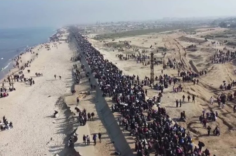 Imagens mostram milhares de palestinos retornando ao norte de Gaza