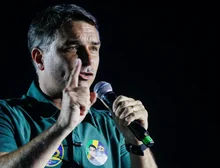 Em resposta a 'desafio' de Lula, Flávio impõe condições ao petista para liberar sigilos