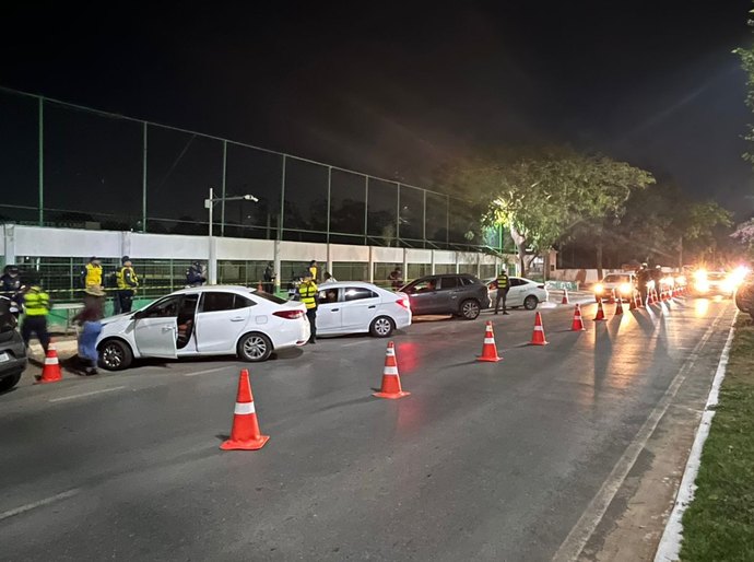 Fiscalização prende 10 motoristas por embriaguez em Cuiabá