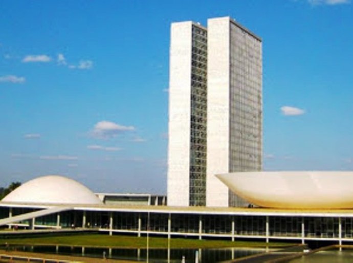 Senado aprova adiar eleições para 15 e 29 de novembro; texto segue para a Câmara