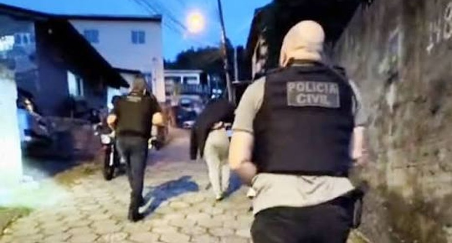 Polícia Civil cumpre mandados contra investigados por pedofilia e indução à automutilação na internet