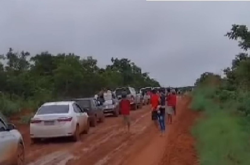 Veja Imagens: Motoristas enfrentam atoleiros pelo Distrito da Agua Fria que dá acesso à Chapada dos Guimarães