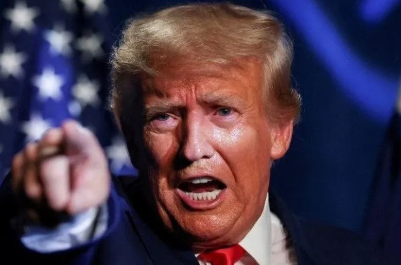 Juiz ameaça expulsar Trump do tribunal; ex-presidente responde: “Eu adoraria”